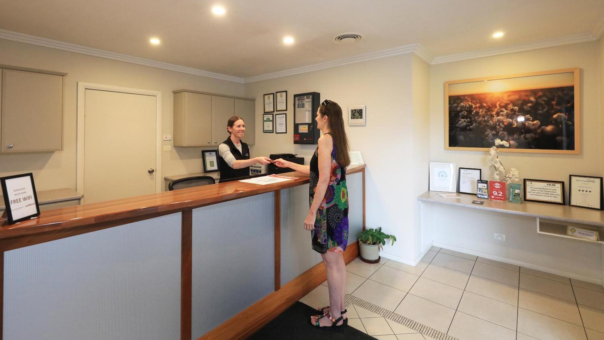 The Saltbush Motor Inn เฮย์ ภายนอก รูปภาพ