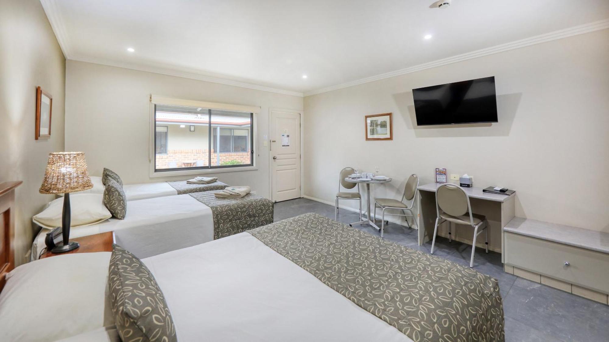 The Saltbush Motor Inn เฮย์ ภายนอก รูปภาพ