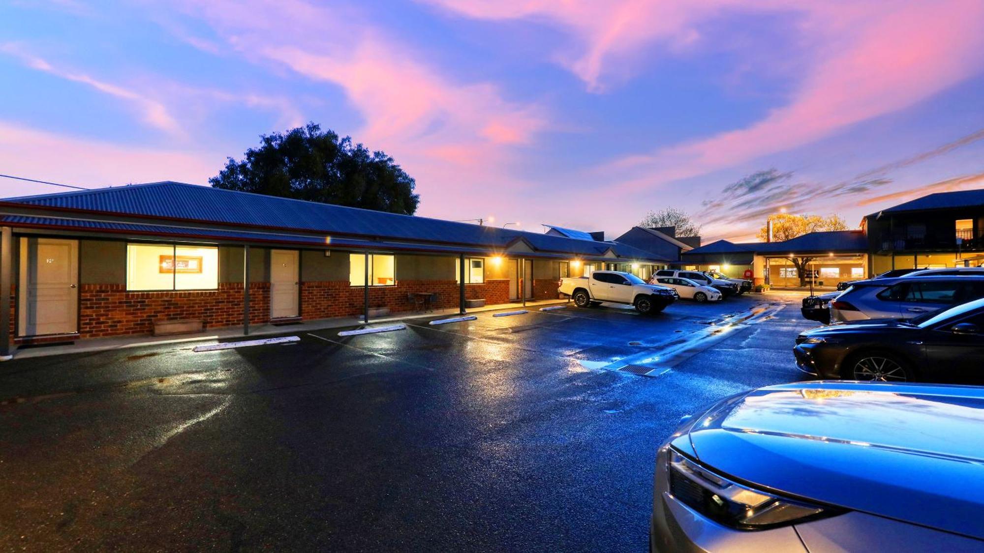 The Saltbush Motor Inn เฮย์ ภายนอก รูปภาพ
