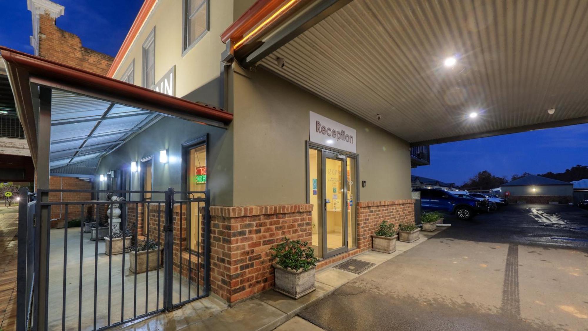 The Saltbush Motor Inn เฮย์ ภายนอก รูปภาพ