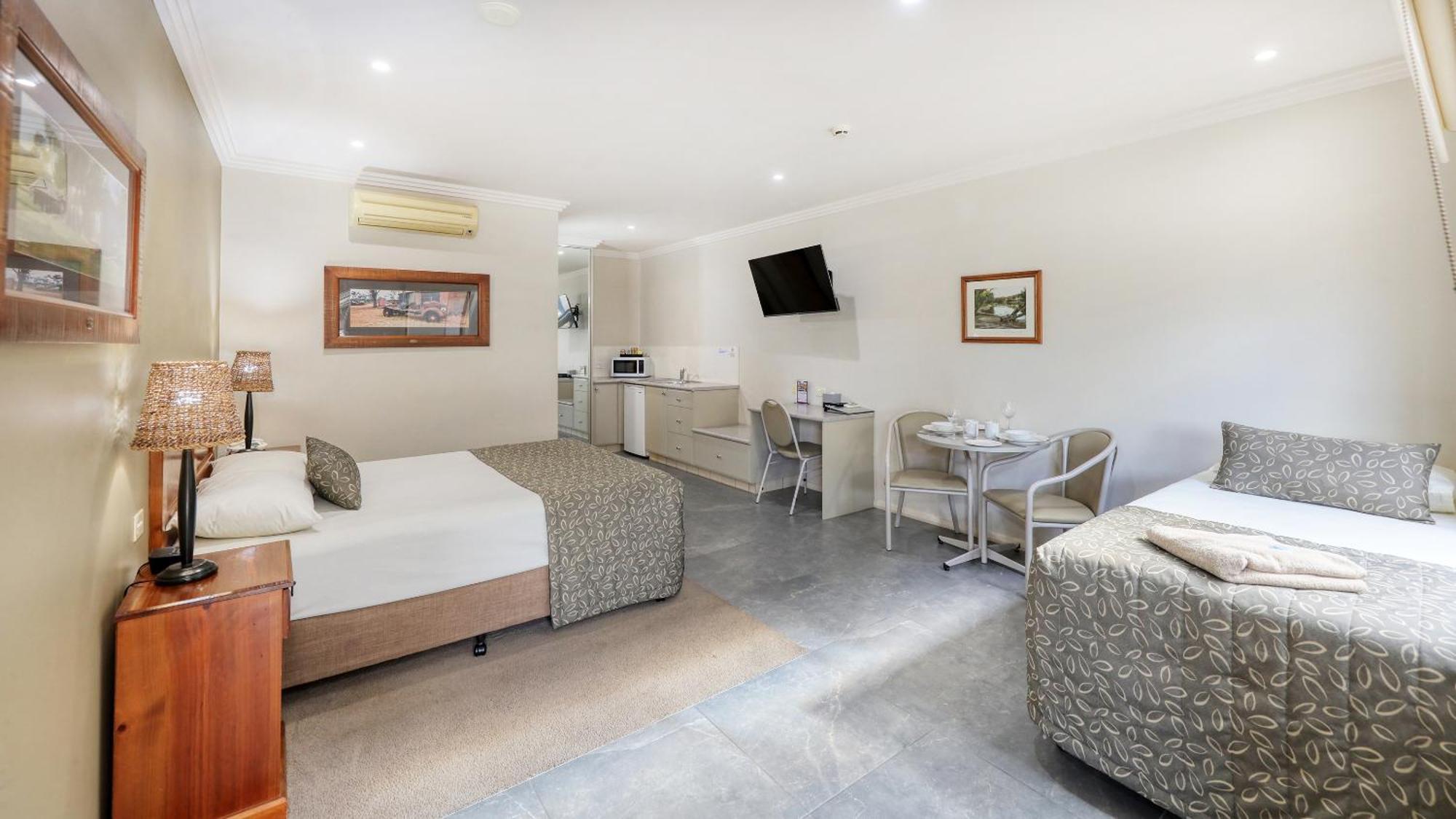 The Saltbush Motor Inn เฮย์ ภายนอก รูปภาพ
