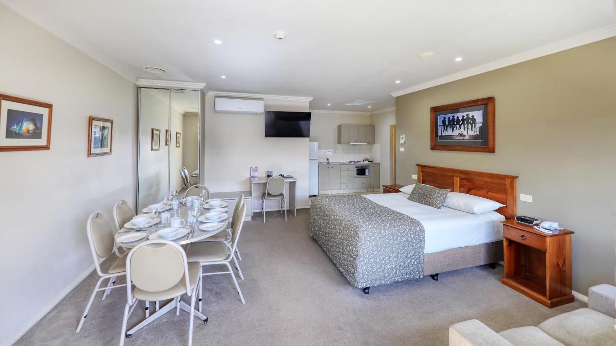 The Saltbush Motor Inn เฮย์ ภายนอก รูปภาพ